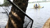 Satu unit perahu sederhana diturunkan. Satu perahu terdapat 3 orang petugas.