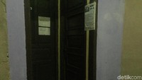 Pelaku tanpa ragu menarik korban dan mengunci kamar dari dalam. Di kamar inilah pelaku melancarkan aksi bejatnya. Tiba-tiba istri saya ditarik, dimasukin ke dalam (kamar DM), kata suami korban. (Foto: Parastiti KP/detikcom)