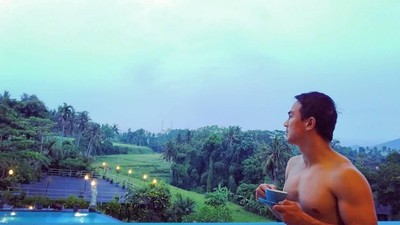 Di Korea hingga Afrika, Ini Gaya Keren Joe Taslim Saat Makan dan Ngopi