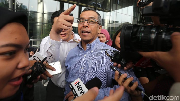 KPK memeriksa mantan Dirut PT Garuda Indonesia Emirsyah Satar. Emirsyah dimintai keterangan sebagai saksi untuk eks Dirut PT Mugi Rekso Abadi (MRA) Soetikno Soedarjo.