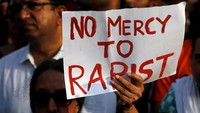 Sejumlah kasus pemerkosaan terhadap anak yang terkuak di India dalam beberapa hari terakhir, memicu aksi demo di berbagai kota. Para demonstran meminta pemerintah India untuk menindak tegas para pemerkosa. Foto: REUTERS/Danish Siddiqui