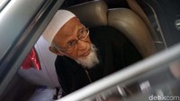 Abu Bakar Baasyir masuk ke dalam mobil.