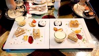 Ragam makanan manis jadi salah satu menu andalan di kafe cantik ini. Biasanya kafe ini ramai dikunjungi ketika sore hari untuk ngeteh atau sekedar bersantai. Foto: Istimewa