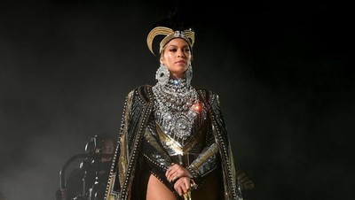 Foto: Gaya Seksi Beyonce Jadi Ratu Mesir di Coachella 2018