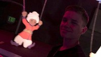 Romeo Beckham difoto saat duduk di sebuah wahana (davidbeckham/Instagram)
