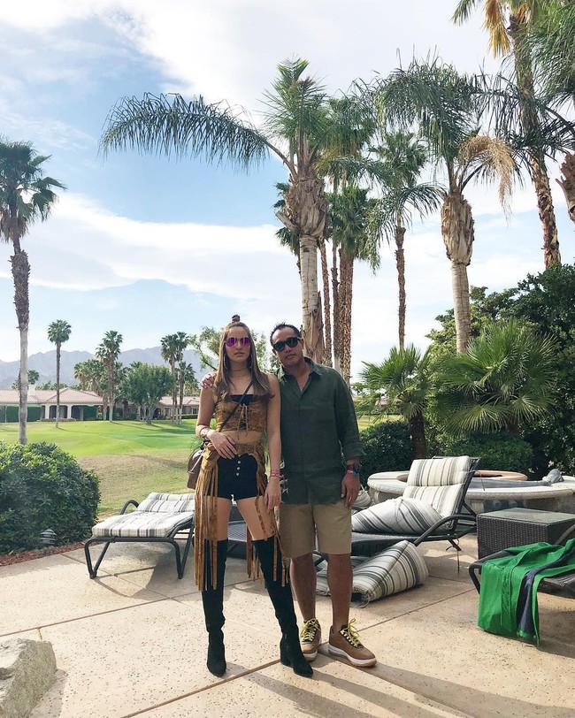 Nia Ramadhani berpose mesra bersama suami tercinta, Ardi Bakrie yang ikut menemaninya menonton para musisi seperti The Weeknd dan Beyonce di festival musik Coachella. Foto: Dok. Instagram Nia Ramadhani