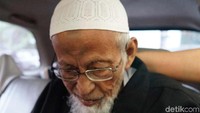 Ia sebelumnya menjalani pemeriksaan kesehatan hampir 5 jam.