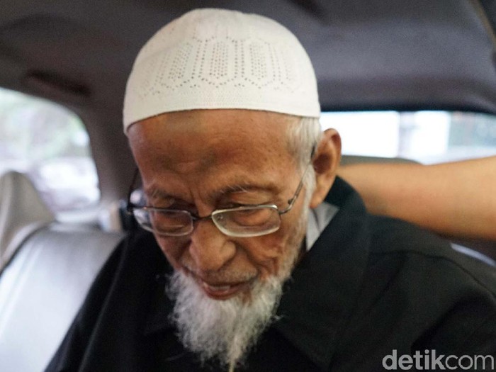 Ustaz Abu Bakar Baasyir kembali menjalani cek kesehatan di RSCM, Jakarta Pusat. Ia meninggalkan RSCM setelah hampir 5 jam.