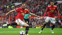Gelandang tim Manchester United ini terlihat bertubuh kecil dengan tinggi 170 cm. Gaya Juan Mata saat passing dan teknik bersepakbolanya cukup dikenal hingga kini. Foto: Shaun Botterill/Getty Images