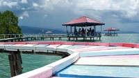 Tepat di sisi kanan pulau, traveler dapat menjumpai dermaga kayu lengkap dengan gazebonya. Traveler pun bisa berfoto hingga bersantai (Randy/detikTravel)