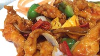 Sebenarnya untuk bikin ayam asam manis ini tidaklah sulit. Bumbu utamanya simpel, cara buatnya mudah dan rasanya enak. Foto yang ini diposting @ryanplecek. Foto: Instagram