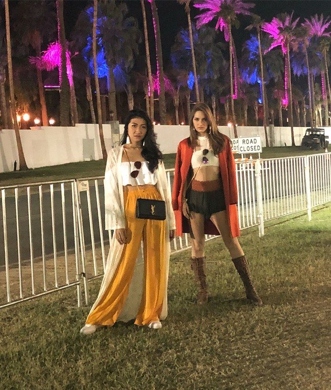 Nia kompak memakai crop top berwarna putih bersama sahabatnya yang juga anggota Girls Squad, Theresa Wienathan. Keduanya melengkapi gaya mereka dengan jaket panjang untuk menghalau rasa dingin ketika malam tiba. Foto: Dok. Instagram Nia Ramadhani