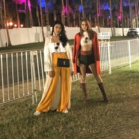 Nia kompak memakai crop top berwarna putih bersama sahabatnya yang juga anggota Girls Squad, Theresa Wienathan. Keduanya melengkapi gaya mereka dengan jaket panjang untuk menghalau rasa dingin ketika malam tiba. Foto: Dok. Instagram Nia Ramadhani