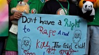 Anak-anak yang ikut unjuk rasa di New Delhi membawa poster yang isinya memprotes maraknya pemerkosaan, khususnya terhadap anak-anak. Foto: REUTERS/Cathal McNaughton