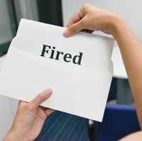 Dipecat dari pekerjaan mungkin menjadi mimpi paling buruk bagi sebagian besar karyawan. Ada kalanya pemecatan dilakukan dengan tiba-tiba, ada pula yang memang sudah ada tanda-tandanya. Untuk bersiap-siap, kamu perlu tahu tanda-tanda umum seorang karyawan akan dipecat yang dipaparkan pakar karier Lynn Taylor, seperti dikutip dari Time. Foto: Thinkstock