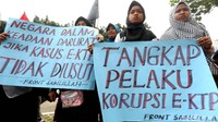Massa membawa berbagai poster.
