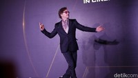 Dengan mengenakan setelan jas warna hitam, Robert Downey Jr terlihat kocak ketika di atas panggung. Foto: Asep Syaifullah