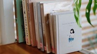 Eits, bagi kamu yang datang sendiri bisa lho mampir mencicip frozen yogurt enak andalannya sambil baca buku gratis. Foto: Instagram @yata.indonesia