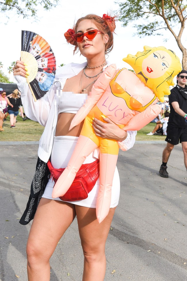 Selain baju, aksesori yang dibawa juga tak kalah aneh, misalnya boneka tiup ini. Foto: Dok. Getty Images