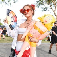 Selain baju, aksesori yang dibawa juga tak kalah aneh, misalnya boneka tiup ini. Foto: Dok. Getty Images