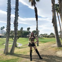 Crop top dengan detail fringe jadi gaya Nia Ramadhani lagi untuk Coachella hari ketiga, Minggu (15/4/2018). Boots hitam melengkapi gaya seksi Nia yang juga kembali melengkapi penampilannya dengan tas dari brand kulit MCM. Foto: Dok. Instagram Nia Ramadhani