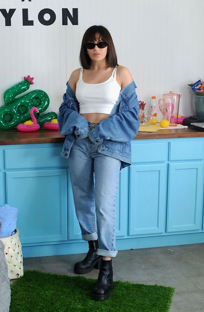 Denim on denim di tengah gurun pasir? Contek gaya Charli XCX untuk membuatnya lebih keren. Foto: Instagram