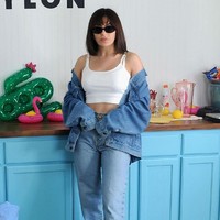 Denim on denim di tengah gurun pasir? Contek gaya Charli XCX untuk membuatnya lebih keren. Foto: Instagram