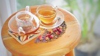 Kombinasi Yatas garden ytea dibuat dari mawar, lavender dan teh hijau bisa jadi teman bersantai sore. Harganya juga murah lagi, cuma Rp 10 ribu dan nambah Rp 5 ribu kalau ingin refill. Foto: Instagram @yata.indonesia