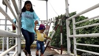 Warga pun harus hati-hati saat melintas.