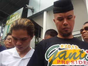 Ahmad Dhani Hadiri Sidang Perdana Pakai Kaus #2019GantiPresiden