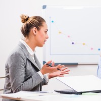 Evaluasi tentang pekerjaan berkali-kali. Evaluasi yang negatif tidak selalu berarti kamu akan dipecat. Tapi jika performa kerja selalu mendapat evaluasi buruk berkali-kali, bisa jadi tanda masalah. Foto: Thinkstock