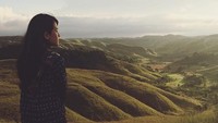 Coba tebak ini di mana? Jika melihat kontur sabananya kemungkinan besar ada di Sumba, NTT (Maudy Ayunda/Instagram)