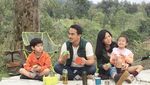 Di Korea hingga Afrika, Ini Gaya Keren Joe Taslim Saat Makan dan Ngopi