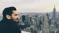 Kalau foto ini, dia bergaya di puncak gedung Rockefeller Center, di New York (ilkayguendogan/Instagram)