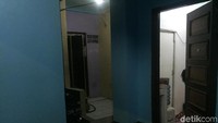 Ini adalah kamar korban. Korban awalnya meminta bantuan pelaku mengangkat galon ke kamar tersebut. (Foto: Parastiti KP/detikcom)