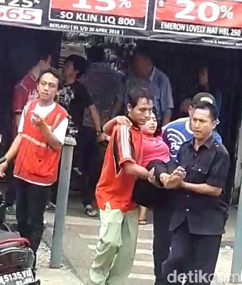 Puluhan Karyawati Toko Buku di Jambi Histeris, Diduga Kesurupan Puluhan Karyawati Toko Buku di Jambi Histeris, Diduga Kesurupan