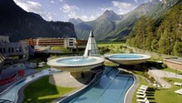 Aqua Dome Hotel di Langenfeld, Austria menawarkan pemandangan Otztal Alps yang cantik. Arsitektur hotel yang menyatu dengan alam menjadikan penginapan ini sangat instagramble. (Booking.com)