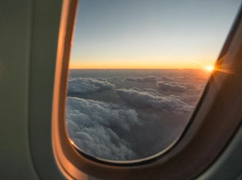 Ini Bahaya Tidak Pakai Sunscreen Saat Naik Pesawat Bagi Kulit