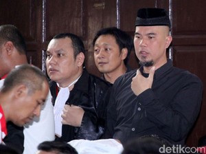 Ahmad Dhani Hadiri Sidang Perdana