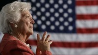 Dalam pernyataan yang dikeluarkan kantor George HW Bush dikatakan, Tidak akan mengejutkan orang-orang yang mengenalnya, bahwa Barbara Bush begitu tegar bagai batu karang dalam menghadapi masalah kesehatannya. Ia tidak mengkhawatirkan kesehatan dirinya sendiri -berkat imannya yang teguh- tetapi lebih mempedulikan orang lain. Foto: Barbara Bush, eks Ibu Negara AS. (dok. Reuters)