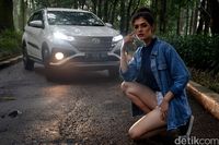 Model berpose dengan Toyota Rush