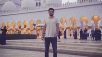 Gundogan berpose di depan Masjid Agung Sheikh Zayed, Abu Dhabi (ilkayguendogan/Instagram)