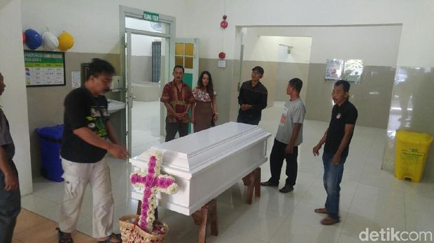 Proses kremasi jenazah Andrey. 
