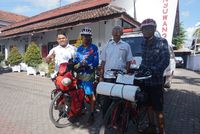 Aksi Maahir Keliling Indonesia dengan Sepeda Demi Literasi