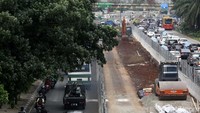Sebelumnya, Gubernur DKI Anies Rasyid Baswedan menilai trotoar di jalur tersebut perlu ditata ulang lantaran tak mengakomodir pengguna sepeda motor dan tidak ada arena untuk warga saling berinteraksi.