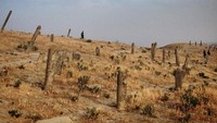 David Stronach, arkeolog Skotlandia menyatakan ada lebih dari 600 batu yang berdiri di makam tersebut. Jarak makam Khalid bin Sinan dan batu-baru nisan misterius ini sekitar satu kilometer. (maryam.talaee.1/Instagram)
