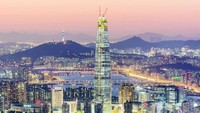 Lotte World Tower merupakan gedung tertinggi di Korea Selatan. Gedung yang terletak di Seoul ini punya tinggi 554 meter. Foto: Getty Images