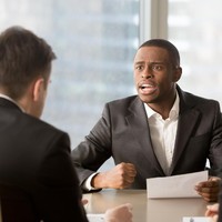 Apakah kamu terus-terusan diminta atasan untuk melaporkan kemajuan dalam sebuah proyek? Atau bos juga selalu memonitor pekerjaan setiap waktu? Menurut Robert Dilenschneider, penulis 50 Plus!: Critical Career Decisions for the Rest of Your Life, sudah saatnya mulai mencari-cari pekerjaan baru. Foto: Thinkstock