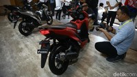 Model terbaru ini memiliki 4 pilihan warna yaitu warna Exclusive Matte Black, Exclusive Matte Red, Exclusive Matte Silver dan Exclusive White. Skutik premium Honda berkapasiatas mesin 150cc yang disertai beragam fitur dan teknologi unggulan dipasarkan dengan harga (on the road Jakarta) Rp. 22.500.000.