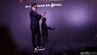 Tak lupa ia pun memberikan gaya khas Iron Man saat beraksi. Foto: Asep Syaifullah